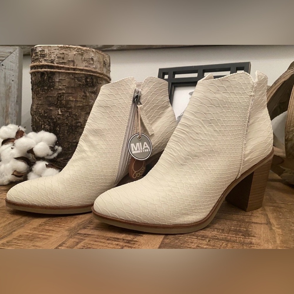 MIA 1976 Python Ankle Boots, Women's Size 8   Ivory Cowboy Boots NEW NEVER WORN